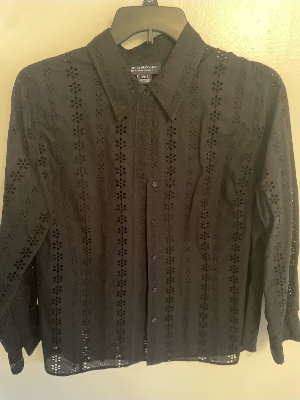 Women’s 2X black button up shirt with eyelet detail, like new, 100% cotton.